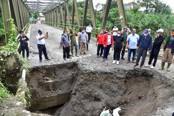 Kembali Tinjau Perumahan Warga Gubernur Edy Pastikan Pembenahan Pasca Banjir Lancar
